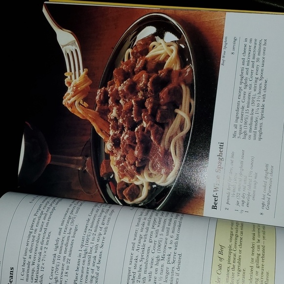 Vintage Betty Crocker's microwave cookbook circa 1981 Hardcover about 280 pages - Picture 8 of 12